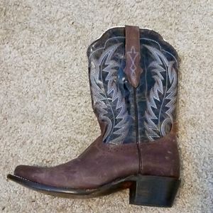 I got a new pair as a gift, so I'm selling these! Only worn to try on!